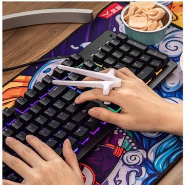 箸を持ちながらキーボード操作もできる
