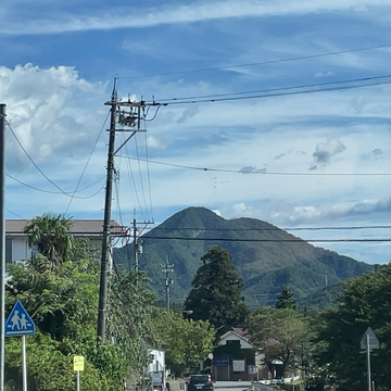 遠くから見ると馬の鞍に見えるので鞍掛山