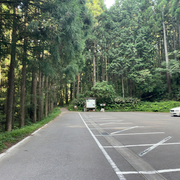 広い駐車場。右手には水場あり