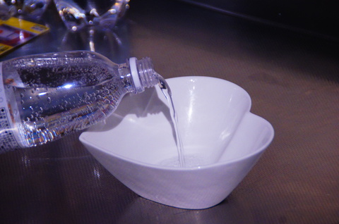 炭酸水を半分にする