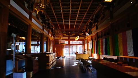 厳粛な雰囲気の本堂。般若心経が響く