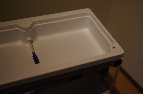 トレイ底。エアポンプと水位計が見える