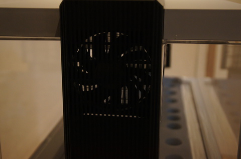 左方ファン。音は意外と静か