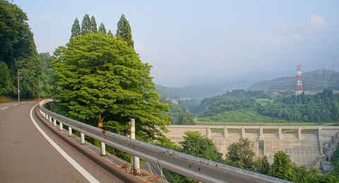 県道207号線から辰巳ダムを臨む