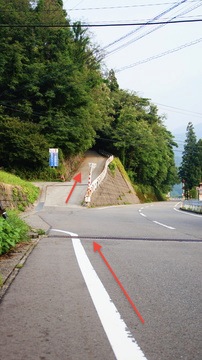 左手の坂を登る。グラウンドの案内板が目印