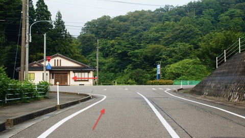 県道10号線を左
