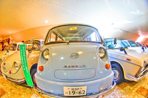 ナンバープレートには国籍と年が