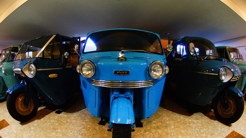 バーハンドル式から今日の車の様なステアリング式まで並ぶオート三輪