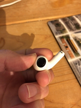 センサー二箇所を塞ぎ耳に刺さった状態にする