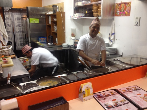 オープンキッチンは手が届く距離。手間のかかった調理風景も楽しみの一つ