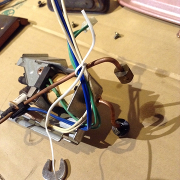 コードをパイプに固定して脱落防止