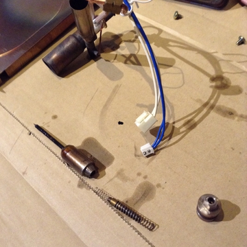 露出したニードルとスプリング。順番と向きを覚えておく