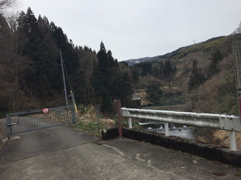 蛇行する舗装路を登ると新内川ダムが