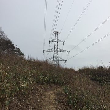 少し進んで送電線巡視路へ出て左