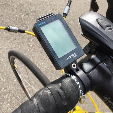 付属のハンドルバーステー。これが一番視線移動が少ない