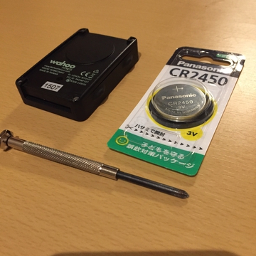 電池はCR2450。要精密ドライバー