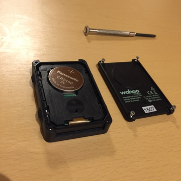 簡単に蓋がとれ電池が出現