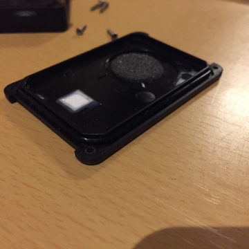 フタの回りの防水Oリングを傷つけないようにしっかり均等にネジを戻す