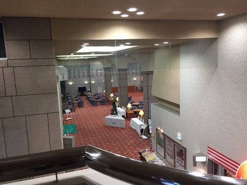 大きなエントランスから