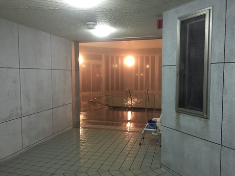 廊下の奥には巨大な八角形の内湯