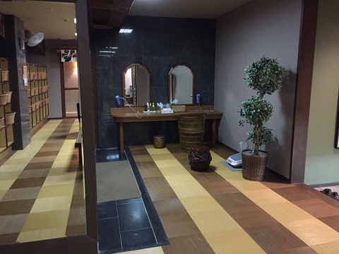 こちらにも化粧台と入り口がもう一つ