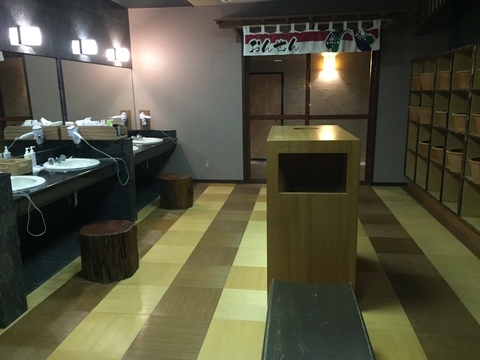 化粧台と入り口、アメニティ充実