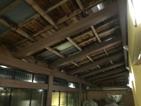 板張りの屋根で雨の日は雨音の情緒