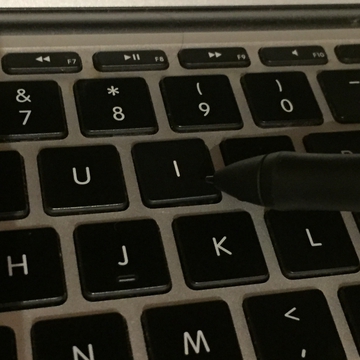 Macbookに新品キートップを位置合わせ