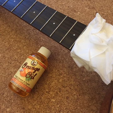 ティッシュに含んで指板を拭く