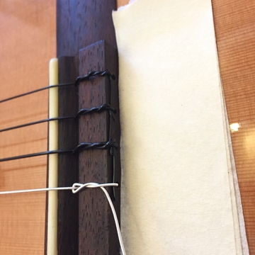 1弦側から余った部分を重ねて縛る
