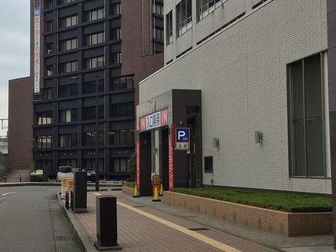 駐車場は裏側から