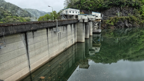 富士写ヶ岳の左を通り我谷ダム湖畔へ