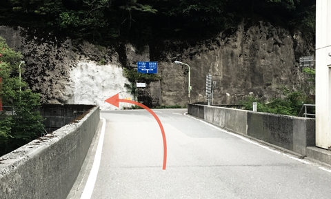 我谷ダムの堤を通り突き当りを左