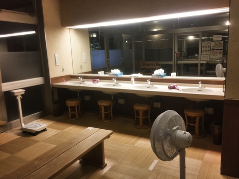 里山の湯 洗面化粧台の様子 ドライヤー無料がうれしい