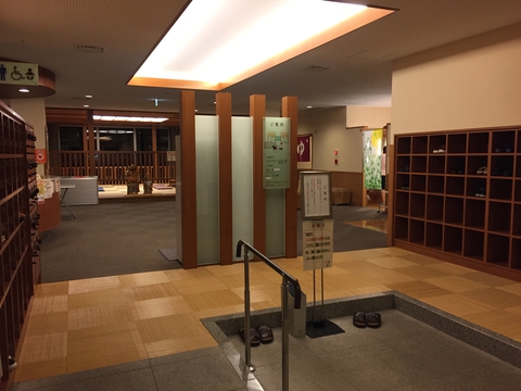 エントランス。裏側に券売機