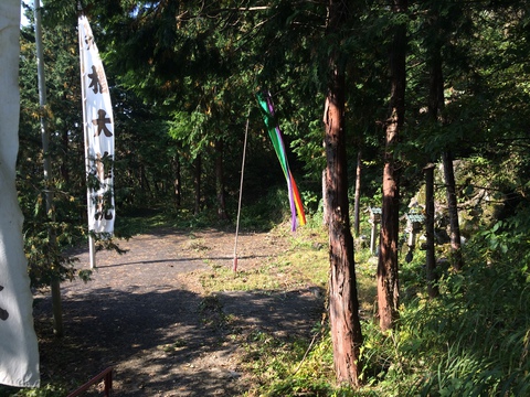 祠前の奥に道は続く