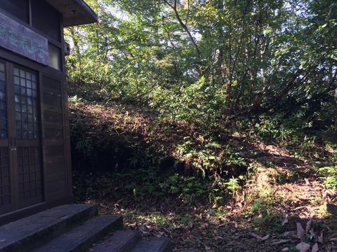 建物の裏手に道が延びる