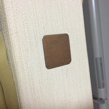 壁に同じく100均の金属板を接着