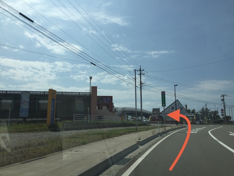 はくさん街道市場(車遊館)と松任海浜温泉の間に一般道駐車場がある
