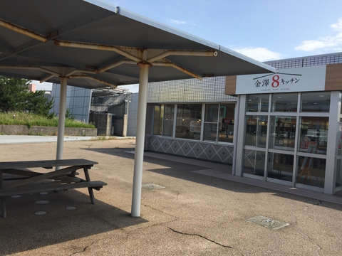 入り口は2箇所。北側は直接店内へ