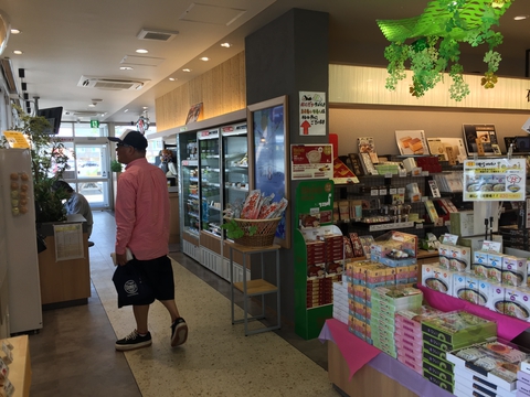 正面から入るとお土産屋さん、名物あんころもならぶ。券売機は左手