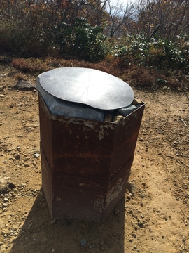 方位版はドラム缶の上に