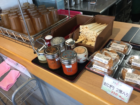 カウンター横には、いなり寿司もありこちらは現金払い。130円なのでおにぎりよりコスパよし？