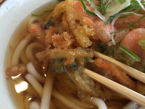 こうやって最初に揚げを浸して食べるのが石川県民スタイル