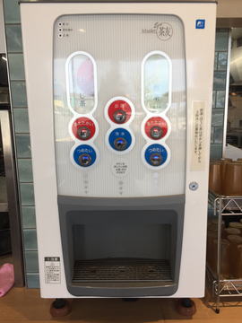 パーキングらしくお水もセルフ煎茶とほうじ茶の温冷があるのがうれしい