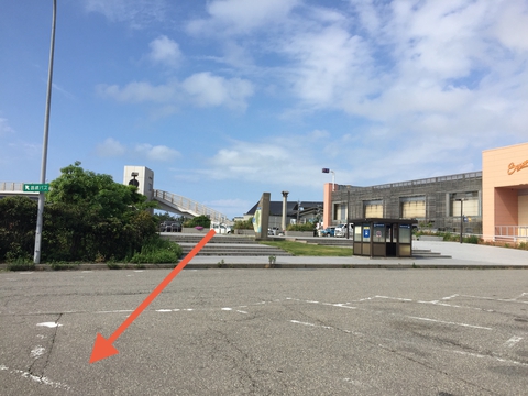 一般道駐車場側からPA駐車場を横切る