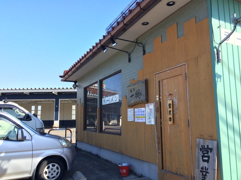 よく見ると左手に看板が