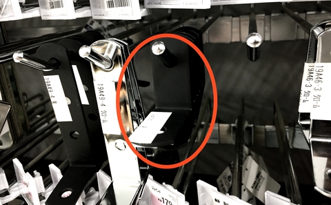 ホームセンターの留め金 穴と角との間25mm以上でM6ネジが入るか確認