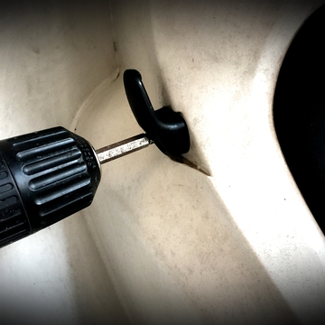 純正のコンビニフックを外す