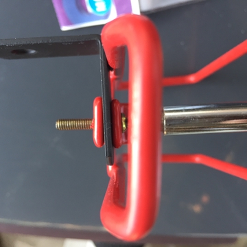 ちょうど留め金を挟み込める構造になっている